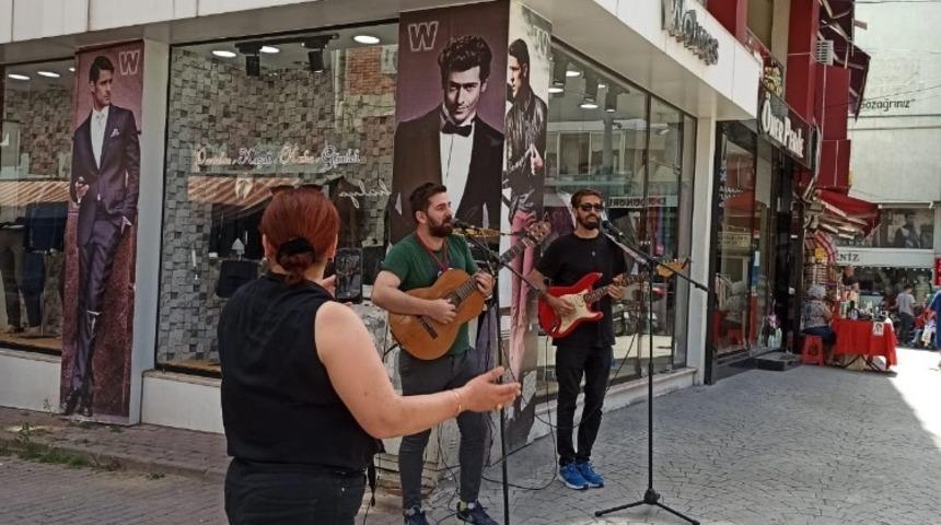 İzmit&rsquo;in sokaklarında m&uuml;zik vatandaşlarla tekrar buluşmaya başladı