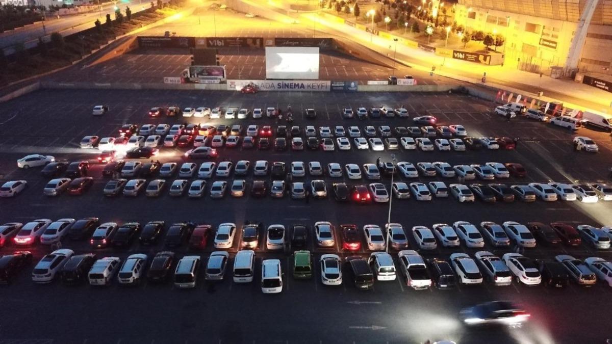 Başakşehir&rsquo;de &ldquo;a&ccedil;ık havada film keyfi&rdquo; s&uuml;r&uuml;yor