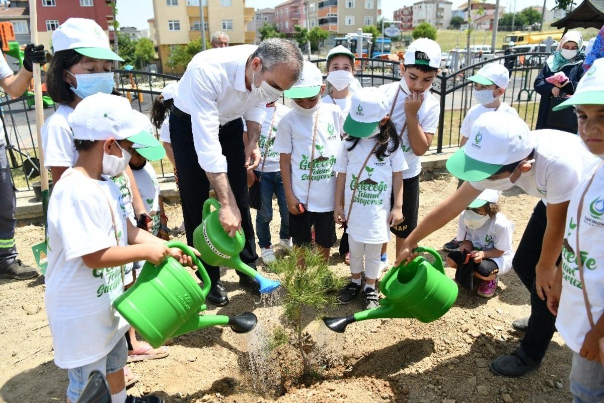 Başkan &Ccedil;ift&ccedil;i, &ccedil;ocuklarla fidan dikti