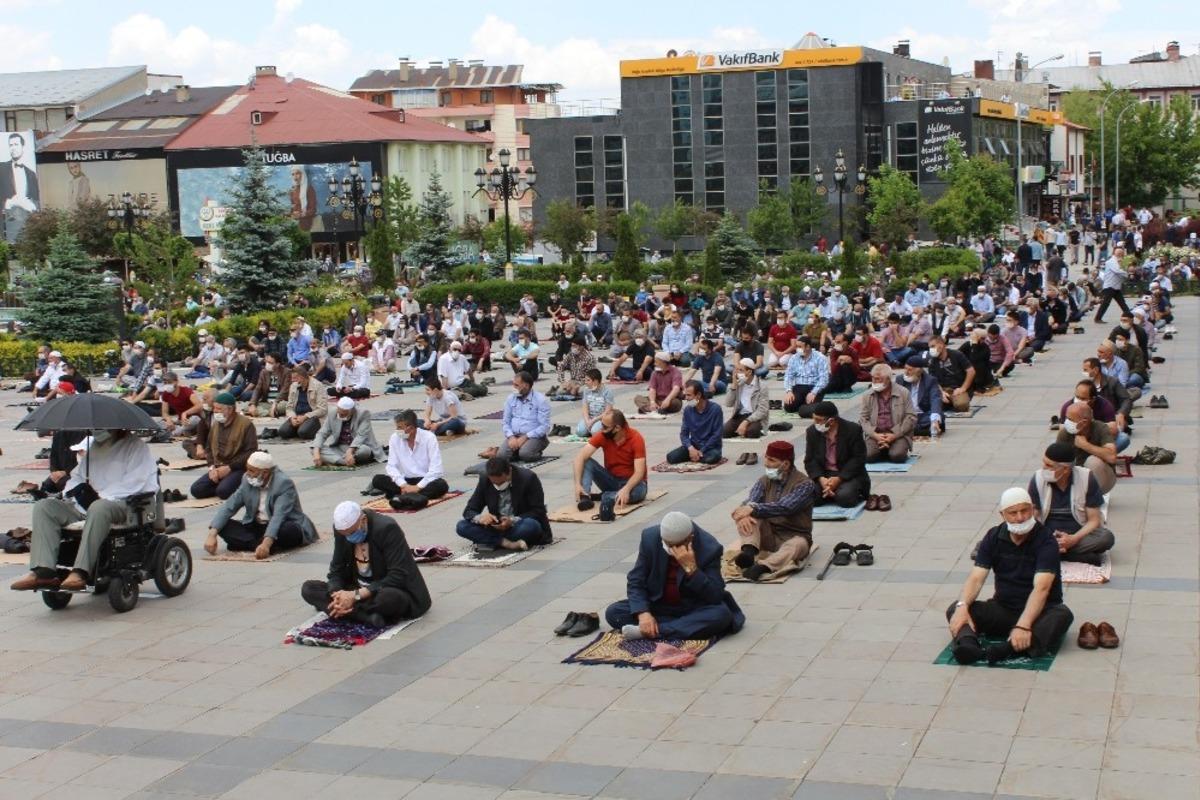 Yakutiye Kent Meydanı&rsquo;nda Cuma namazı yoğunluğu