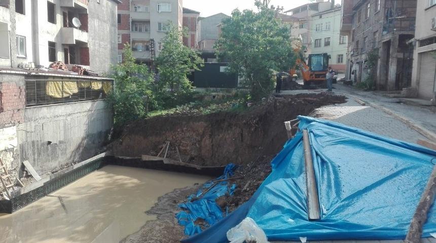 Su borusu patladı, yolda g&ouml;&ccedil;&uuml;k oluştu
