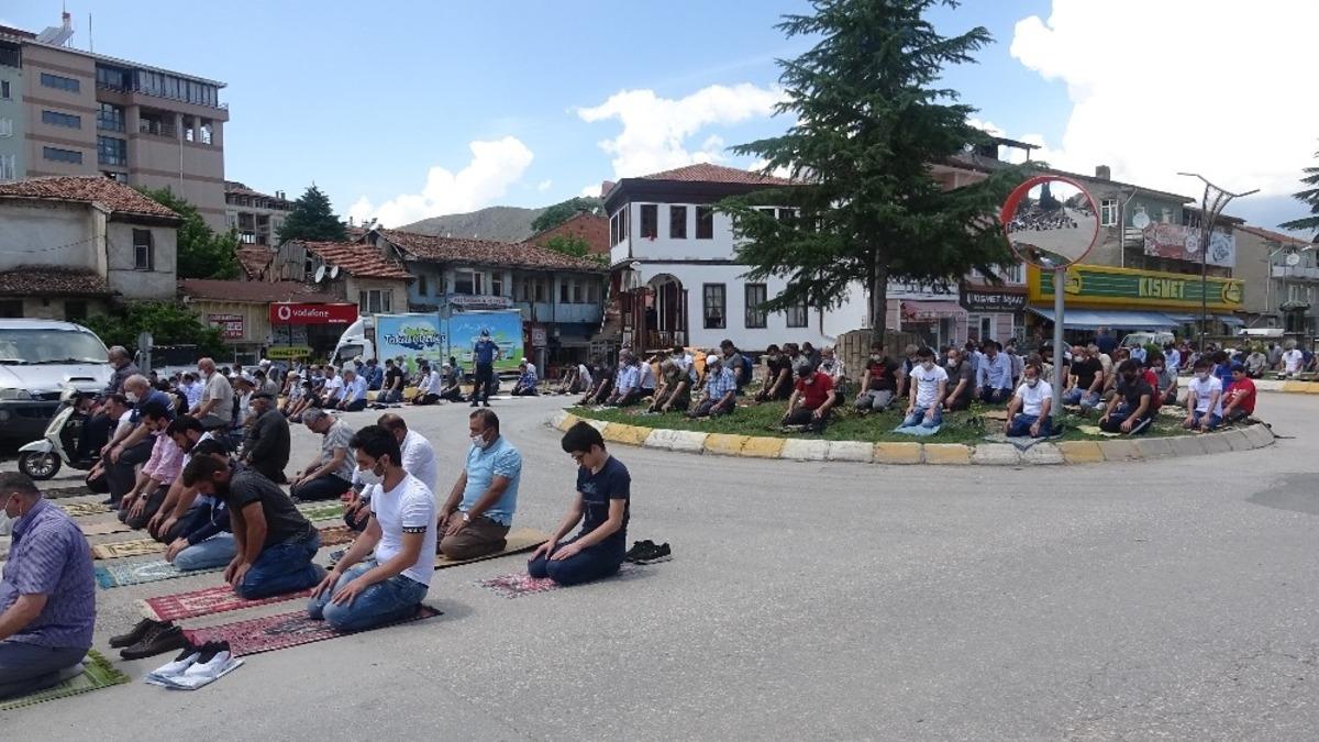 Camiye sığmayan cemaat kavşakta, yol kenarında namaz kıldı
