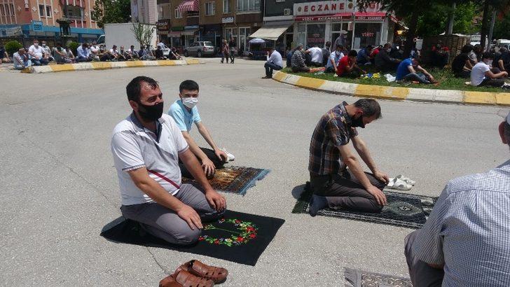 Camiye sığmayan cemaat kavşakta, yol kenarında namaz kıldı G2