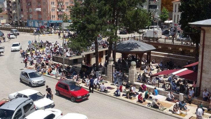 Camiye sığmayan cemaat kavşakta, yol kenarında namaz kıldı G3