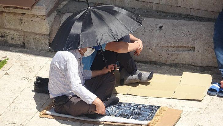 Camiye sığmayan cemaat kavşakta, yol kenarında namaz kıldı G4