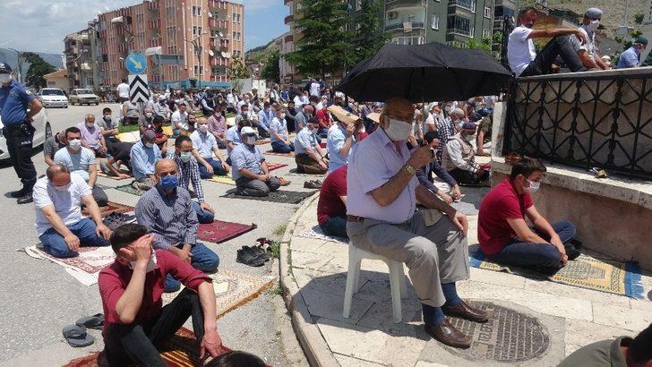 Camiye sığmayan cemaat kavşakta, yol kenarında namaz kıldı G5