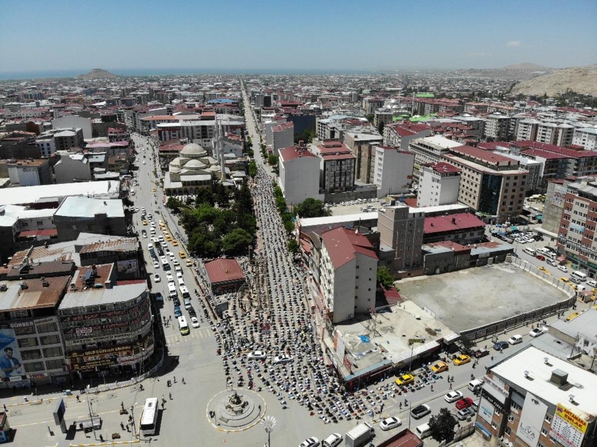 Van&rsquo;da sosyal mesafeli &uuml;&ccedil;&uuml;nc&uuml; Cuma namazı