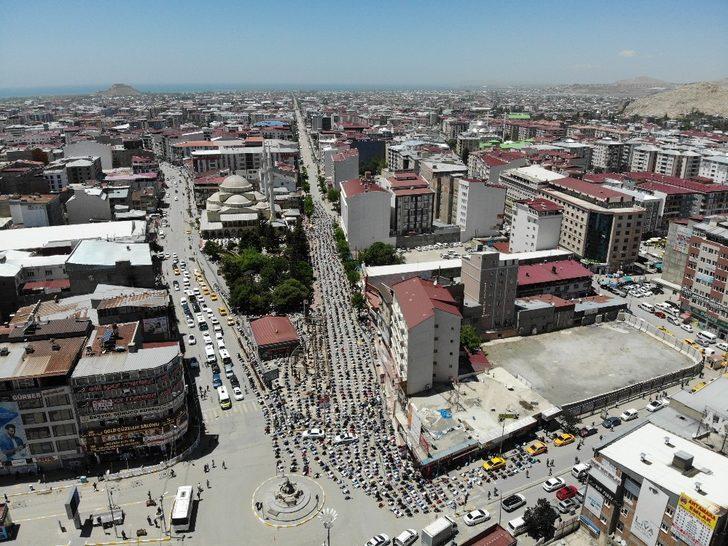 Van’da sosyal mesafeli üçüncü Cuma namazı G1