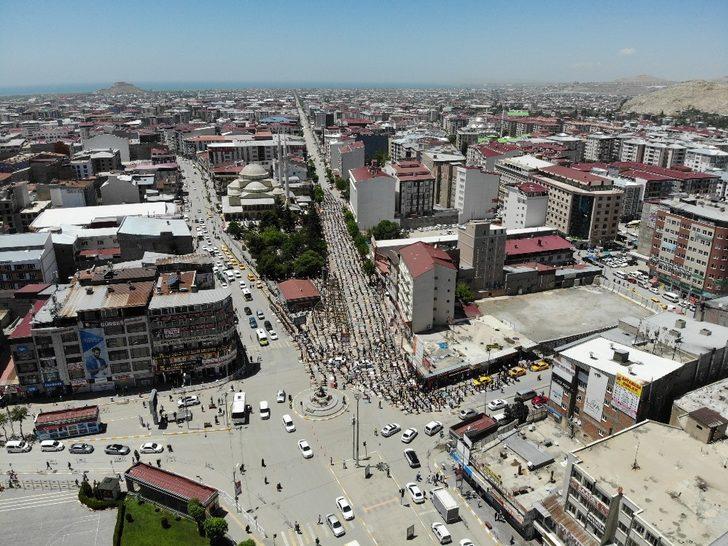 Van’da sosyal mesafeli üçüncü Cuma namazı G2