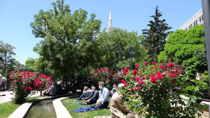 Van’da sosyal mesafeli üçüncü Cuma namazı G3