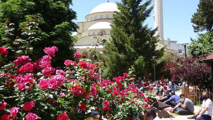 Van’da sosyal mesafeli üçüncü Cuma namazı G4