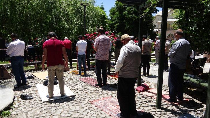 Van’da sosyal mesafeli üçüncü Cuma namazı G5