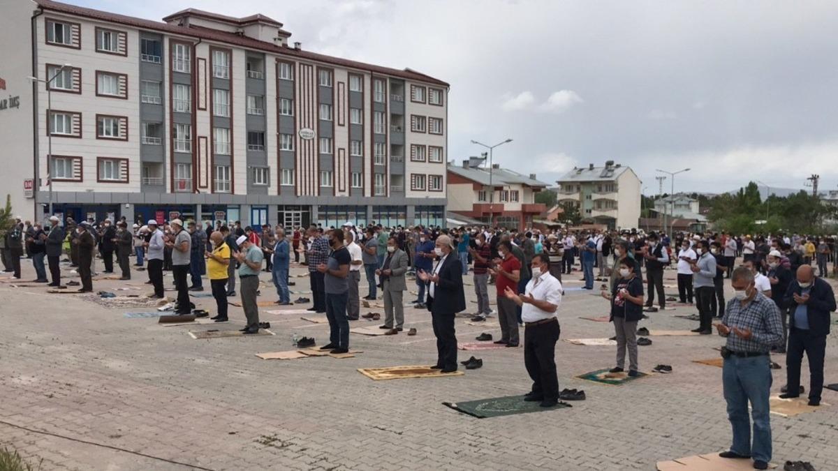 Bir yanda yağmur duası yapıldı, diğer yanda dolu yağdı