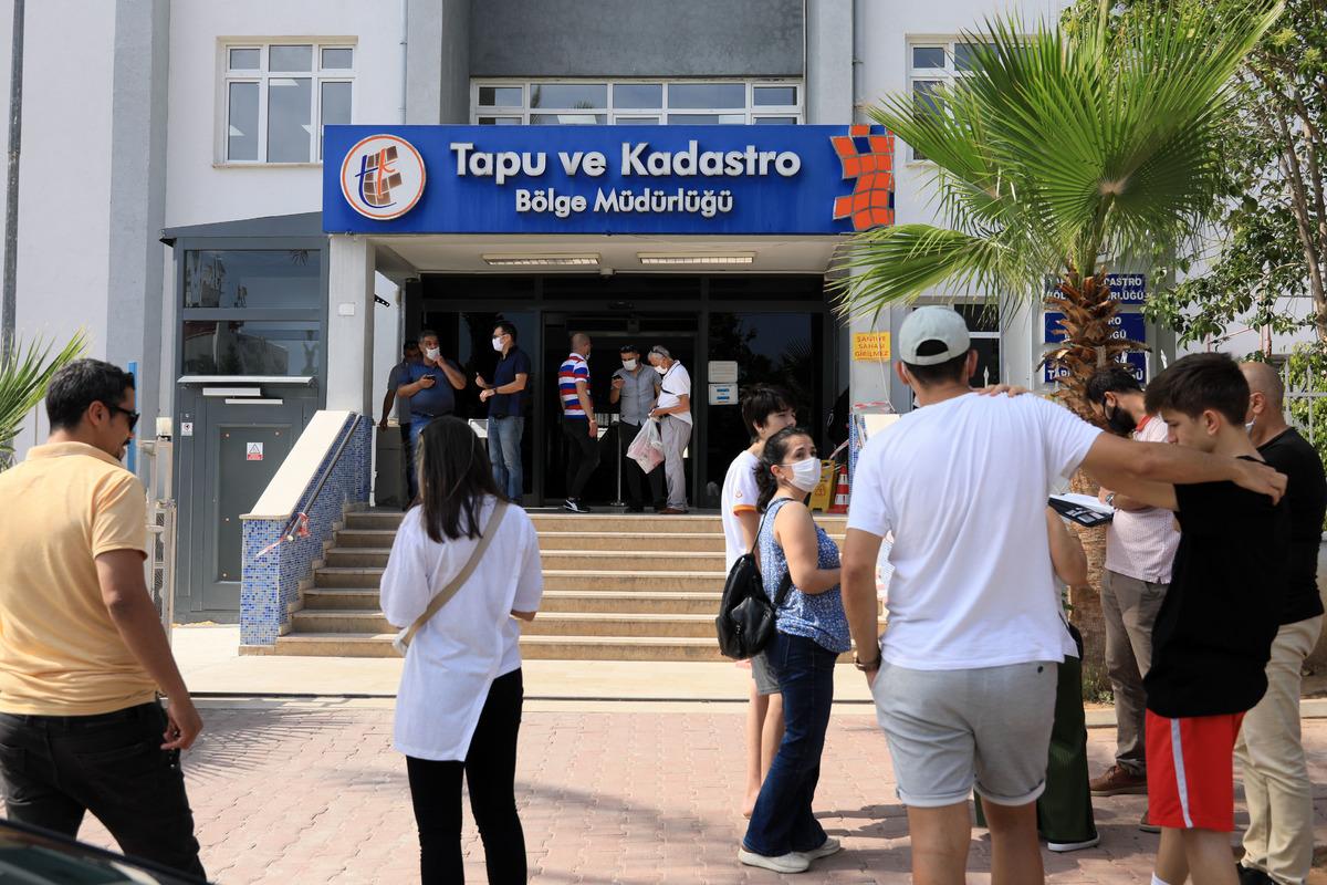 Ara&ccedil; almak isteyenler banka ve noterlerde kuyruk oluşturdu