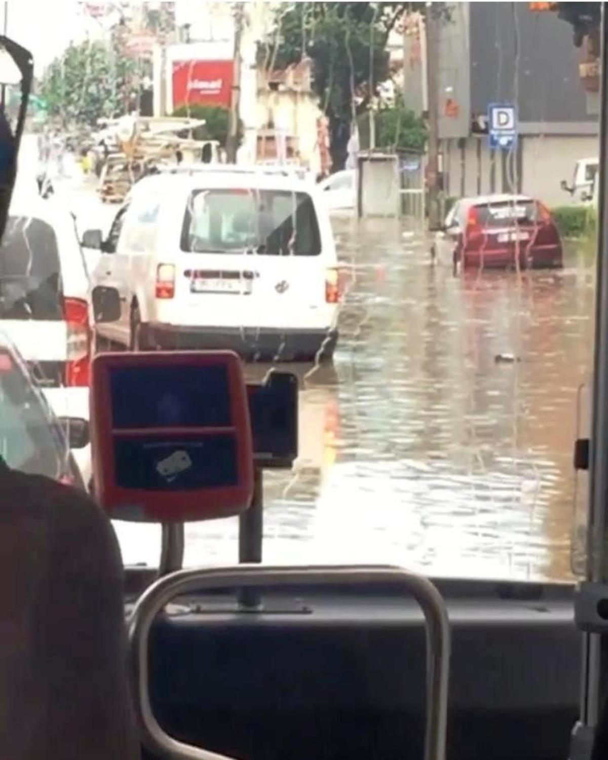 İzmir'de sağanak yağış dakikalar i&ccedil;erisinde hayatı fel&ccedil; etti! İşte 5 g&uuml;nl&uuml;k İzmir hava durumu tahmini