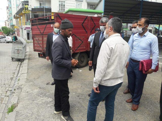 Kaymakam Çınar,  Cuma namazı çıkışı vatandaşlarla buluştu