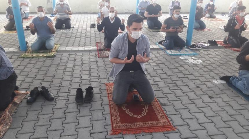 Kaymakam &Ccedil;ınar,  Cuma namazı &ccedil;ıkışı vatandaşlarla buluştu