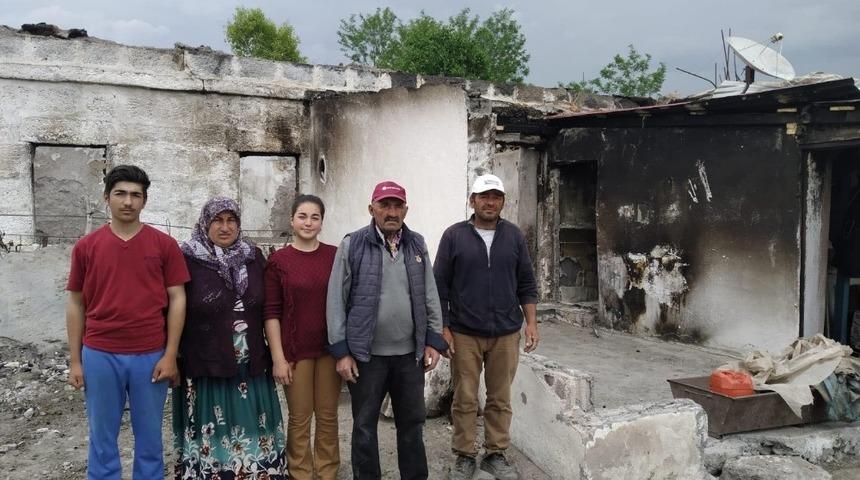 Evi yanan aile ortada kaldı