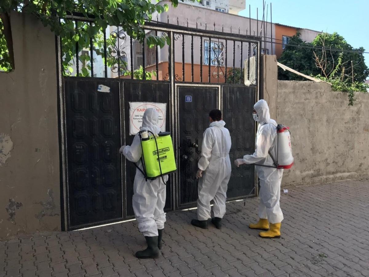 Cizre&rsquo;de karantinaya alınan b&ouml;lgeler dezenfekte ediliyor