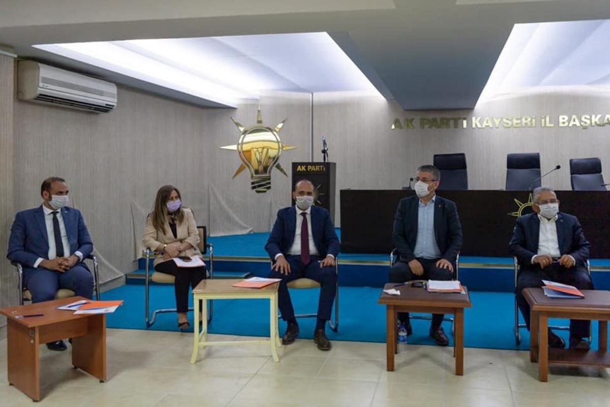 AK Parti&rsquo;de il&ccedil;e başkanları ile istişare toplantısı