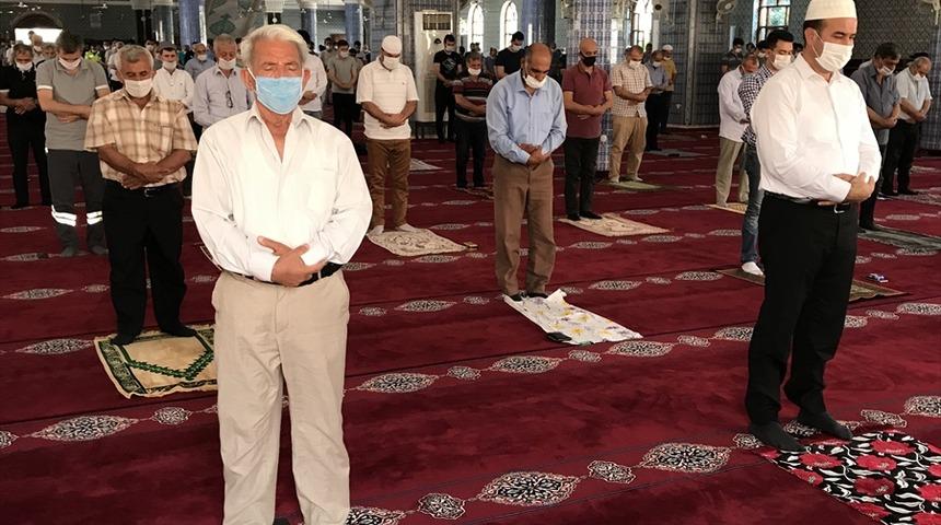 Doğu Akdeniz'de cuma namazı, Kovid-19 salgını sonrasında &uuml;&ccedil;&uuml;nc&uuml; kez kılındı