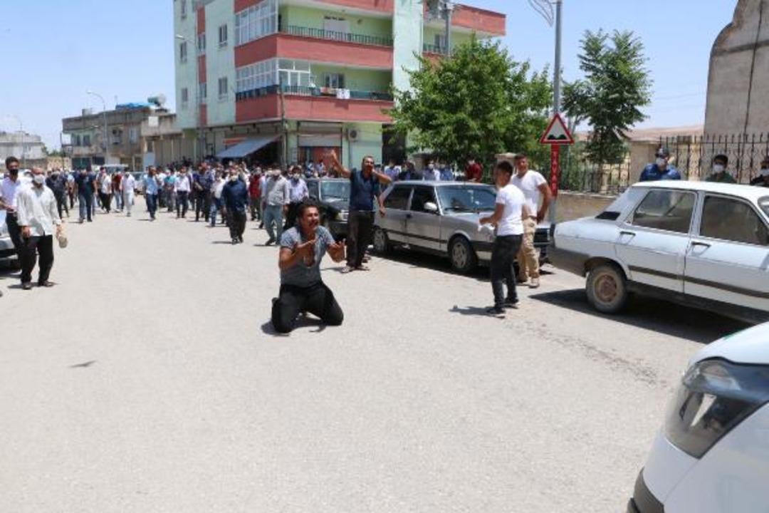 Bu acıya y&uuml;rek dayanmaz! Diz &ccedil;&ouml;k&uuml;p, feryat etti