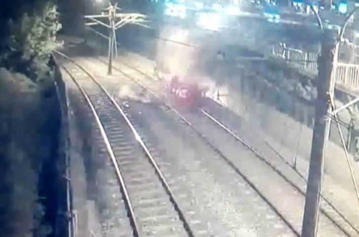 Bakırköy'de korkunç anlar! Otomobil, metro hattına böyle düştü G1