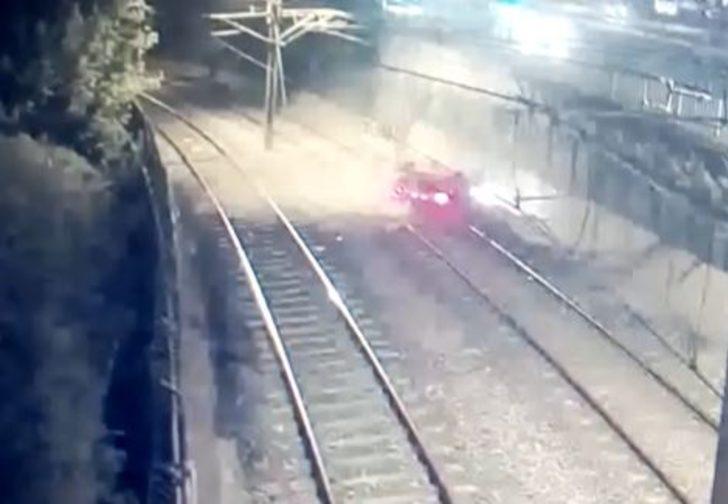 Bakırköy'de korkunç anlar! Otomobil, metro hattına böyle düştü G3