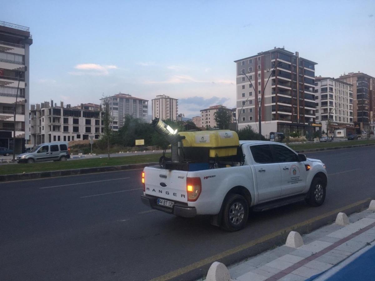 Malatya B&uuml;y&uuml;kşehir 24 ekiple ila&ccedil;lama yapıyor