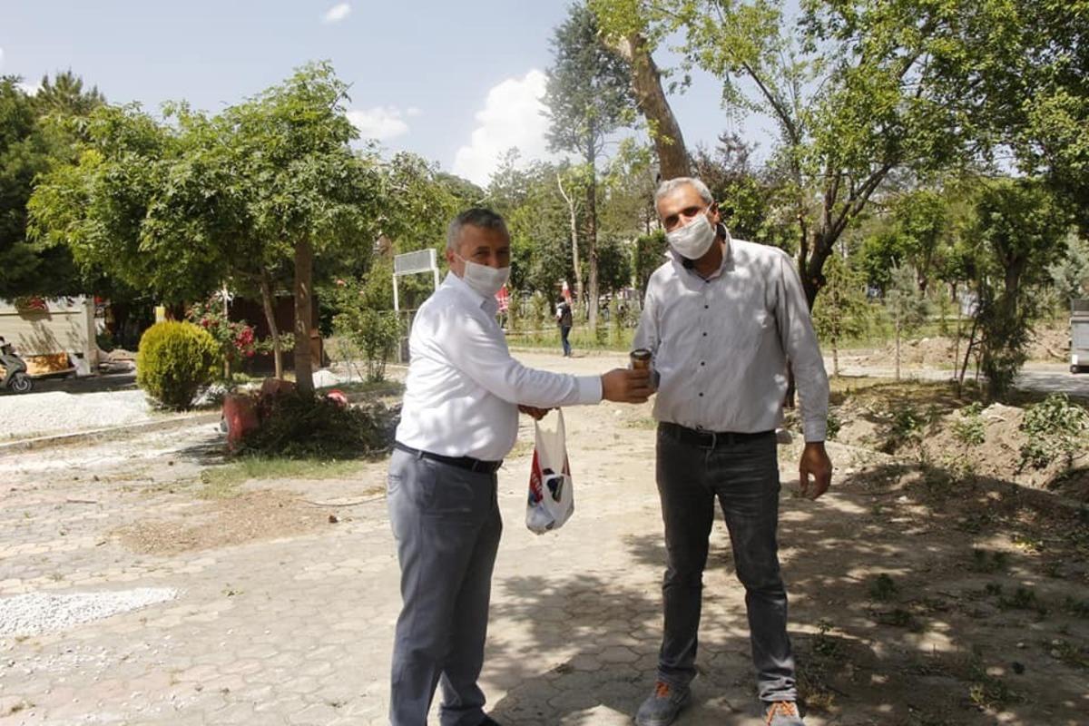 Başkan, Sıcak Havada &Ccedil;alışanlarına Dondurma İkram Etti