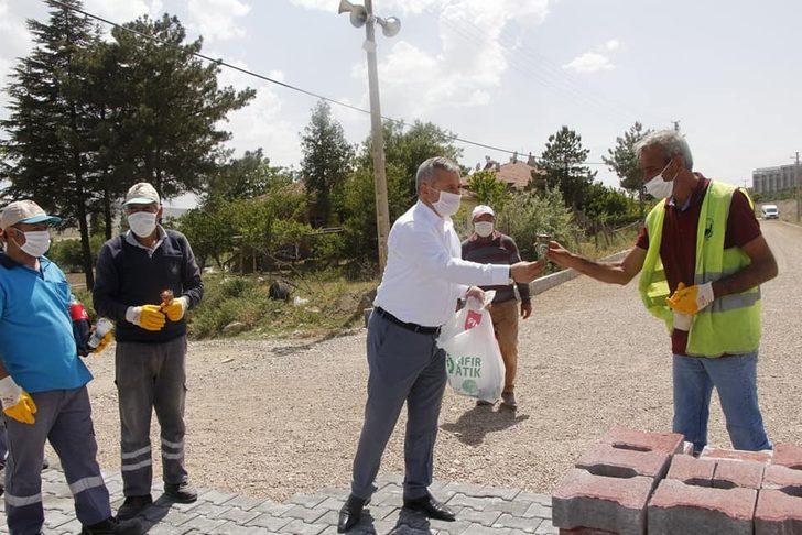 Başkan, sıcak havada çalışanlarına dondurma ikram etti G2