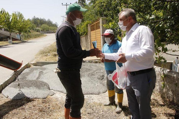 Başkan, sıcak havada çalışanlarına dondurma ikram etti G3