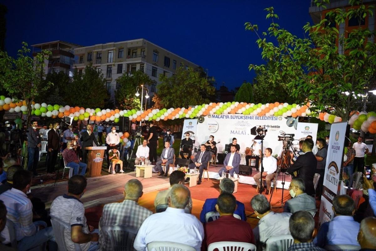 G&uuml;rkan, parkta vatandaşlarla bir araya geldi