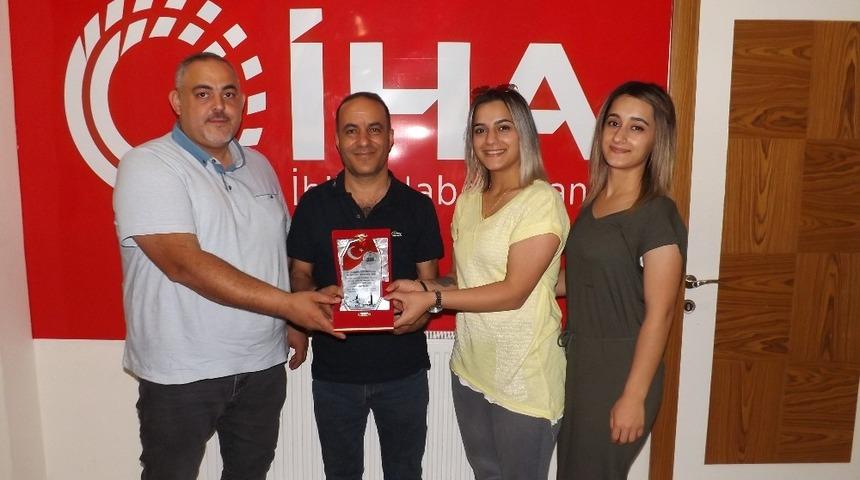 Ak Sevdalılar Yardımlaşma Derneğinden İHA&rsquo;ya plaket