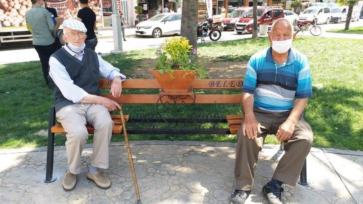 Bafra Belediyesinden ’sosyal mesafe bankları’ G1