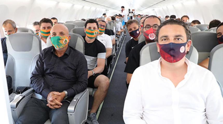Alanyaspor ve Antalyaspor aynı u&ccedil;akta İstanbul'a yola &ccedil;ıktı