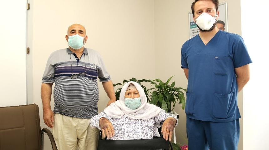 87 yaşında Korona vir&uuml;s&uuml; yenerek taburcu oldu