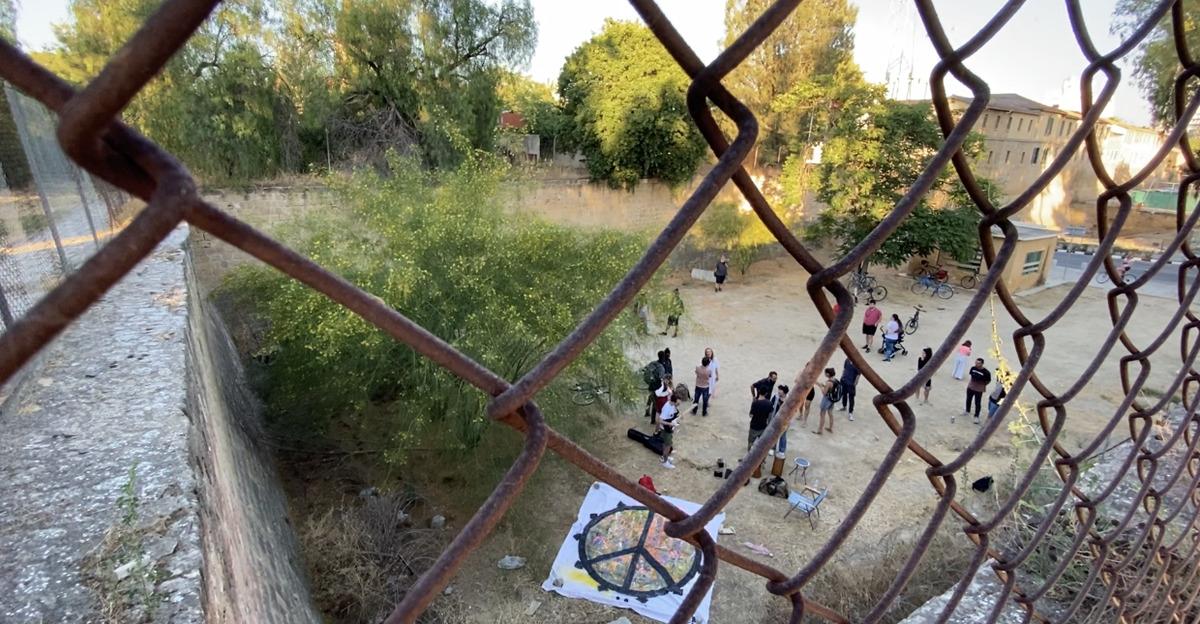 Kıbrıs'ta ge&ccedil;işler kapandı, hasret &ccedil;eken sınırda buluştu