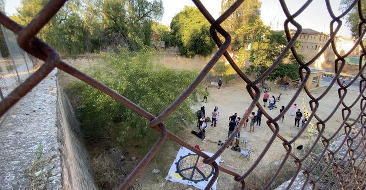 Kıbrıs'ta geçişler kapandı, hasret çeken sınırda buluştu G1