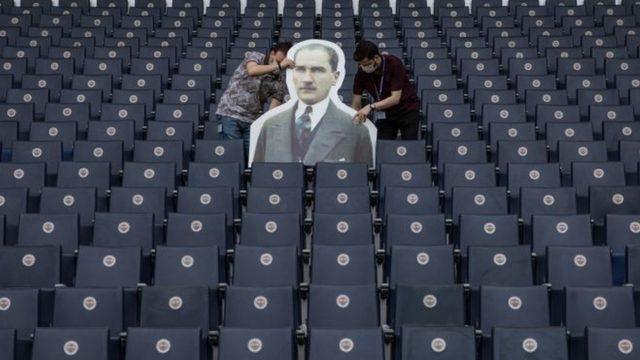 Ülker Stadyumu'nda tribüne iki taraftar maketi büyüklüğünde bir Mustafa Kemal Atatürk maketi de yerleştirildi
