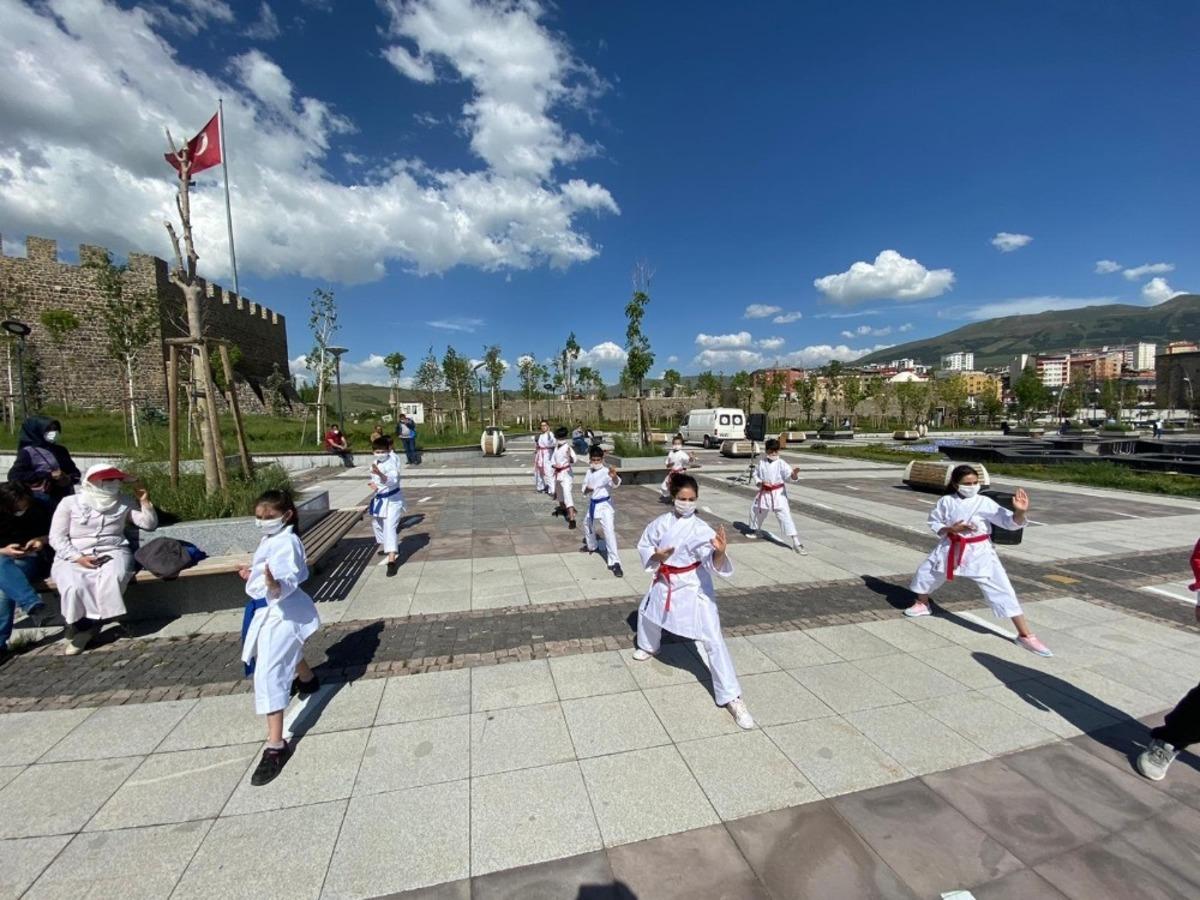 Miniklerden sosyal mesafeli ve maskeli spor g&ouml;sterisi