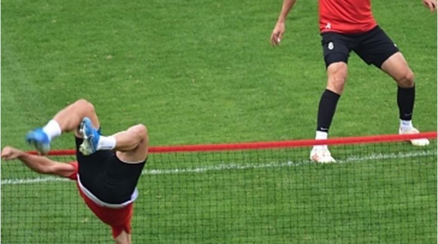 Şahinbey&rsquo;den Talat &Ouml;zkarslı ayak tenisi turnuvası