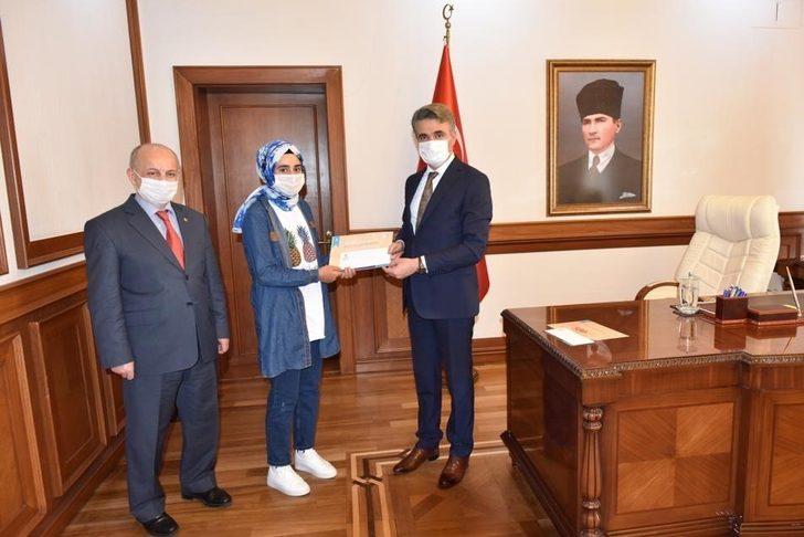 Mevlid-i Nebi Gençlik Bilgi Yarışması’nda dereceye girenler ödüllendirildi G3