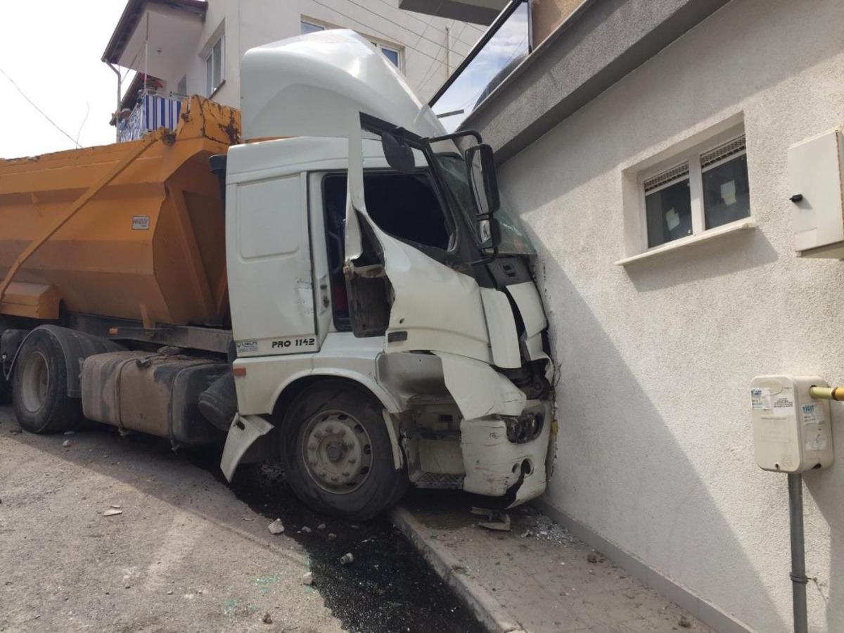 Park halindeyken freni boşalan hafriyat kamyonu dehşet sa&ccedil;tı
