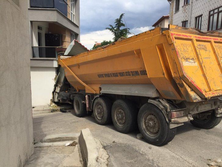 Park halindeyken freni boşalan hafriyat kamyonu dehşet saçtı G2