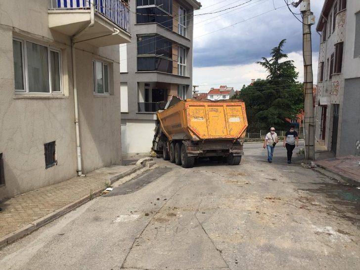 Park halindeyken freni boşalan hafriyat kamyonu dehşet saçtı G3