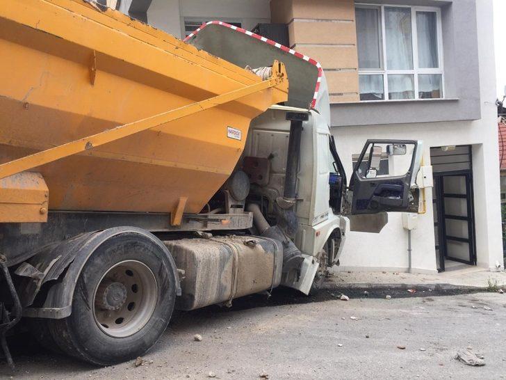 Park halindeyken freni boşalan hafriyat kamyonu dehşet saçtı G5