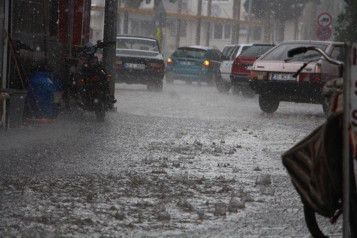 Sağanak yağış Kula’da hayatı olumsuz etkiledi G3