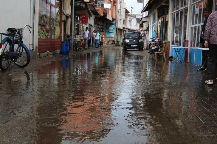 Sağanak yağış Kula’da hayatı olumsuz etkiledi G4