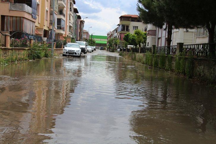 Sağanak yağış Kula’da hayatı olumsuz etkiledi G5